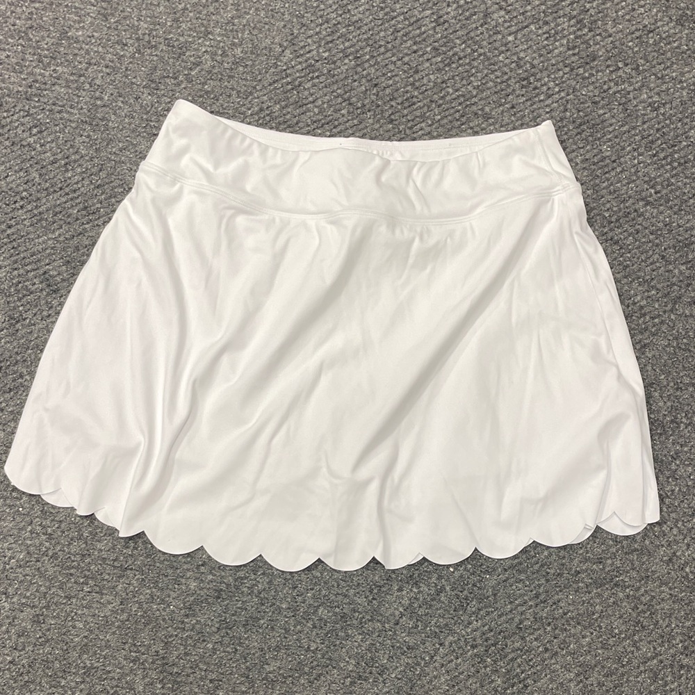 HALARA White Scalloped Hem Mini Skirt